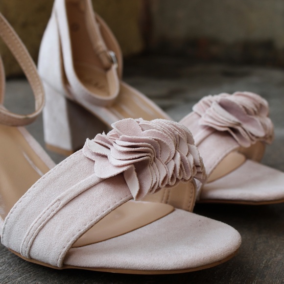 🚨LAST CHANCE//The April// Nude vegan suede Heel - Picture 6 of 8
